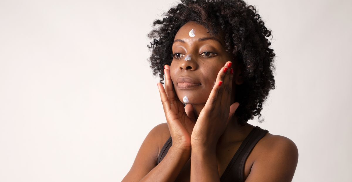 Pourquoi ton visage est plus foncé que le corps (Et comment y remédier)